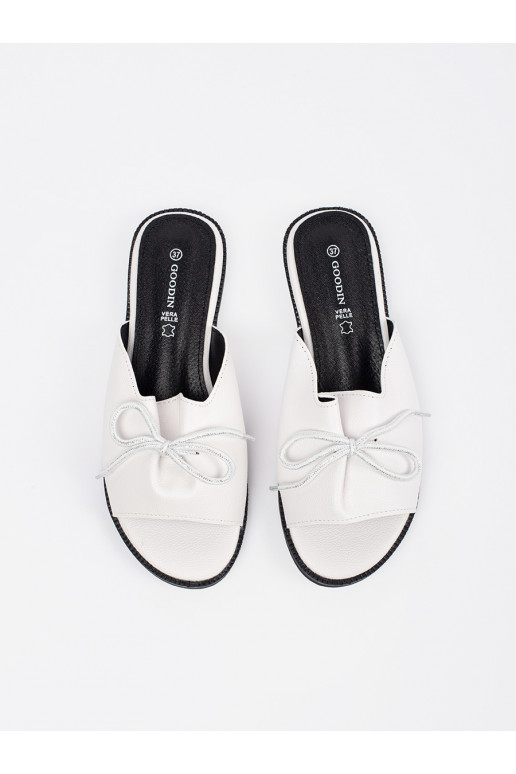 Colore bianco Pantofole płaksie con un fiocco Colore bianco Pantofole płaksie con un fiocco