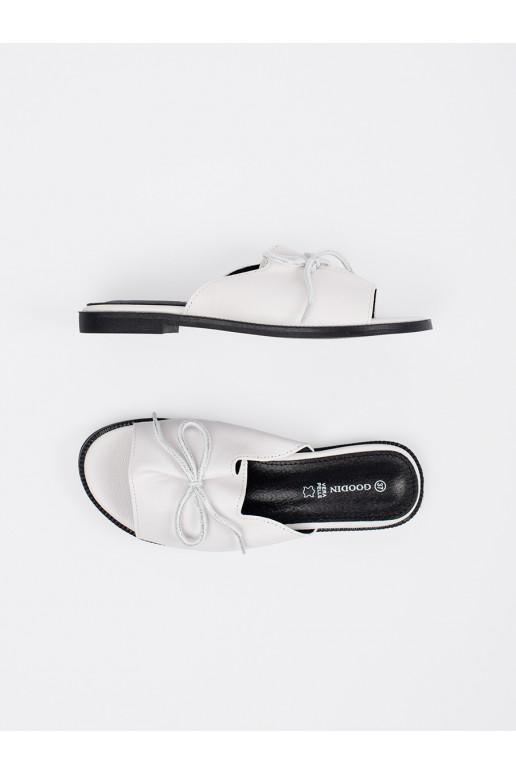 Colore bianco Pantofole płaksie con un fiocco Colore bianco Pantofole płaksie con un fiocco