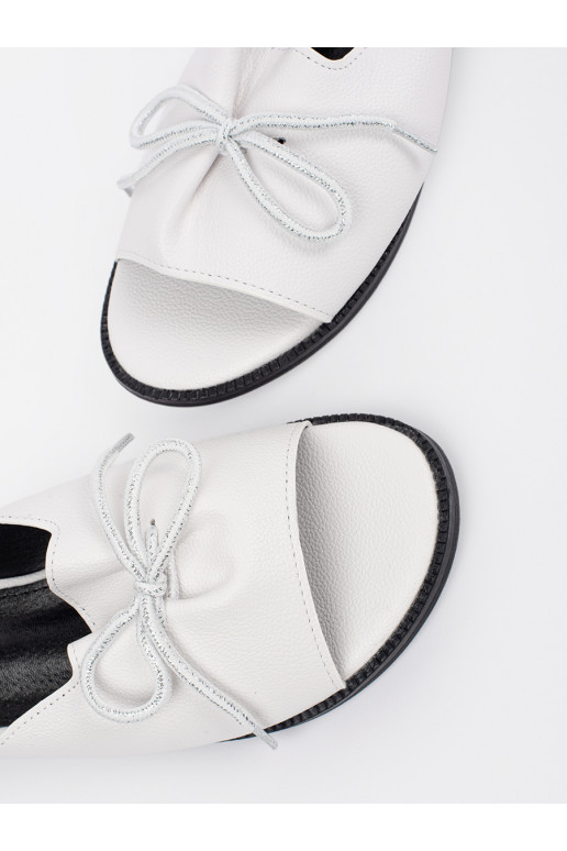 Colore bianco Pantofole płaksie con un fiocco Colore bianco Pantofole płaksie con un fiocco