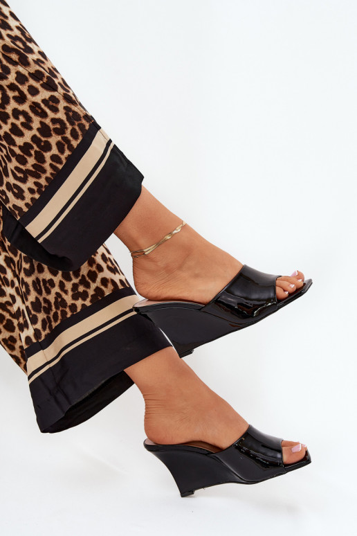con effetto vernice Pantofole da donna Su un cuneo colore nero Nelithin