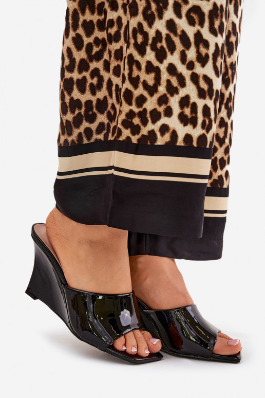 con effetto vernice Pantofole da donna Su un cuneo colore nero Nelithin