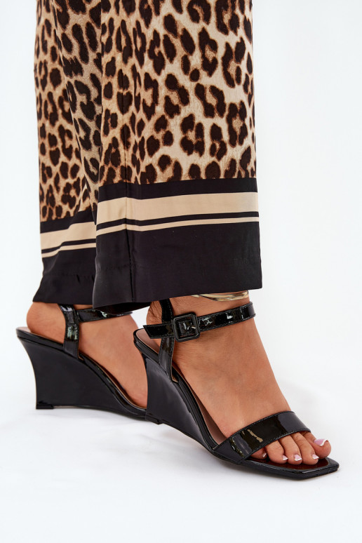 Sandali laccati da donna Su un cuneo colore nero Vliraya