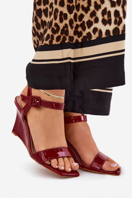 Sandali laccati da donna Su un cuneo Borgogna Vliraya