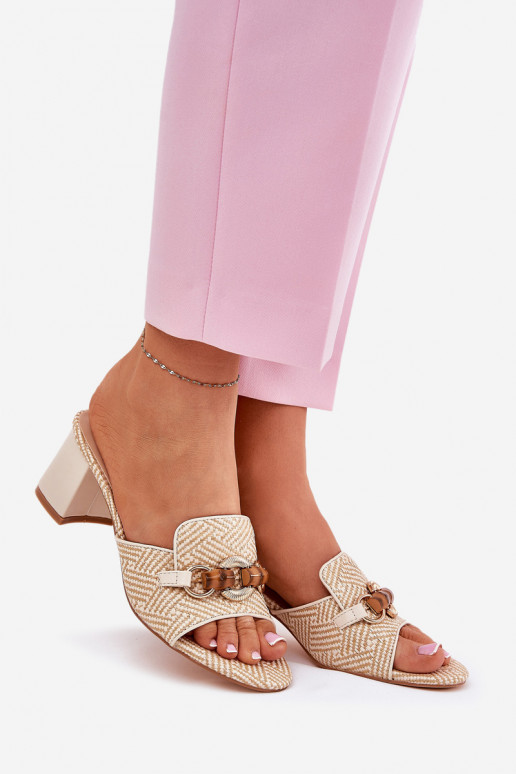 Pantofole da donna con i tacchi con ornamenti beige Ovittole