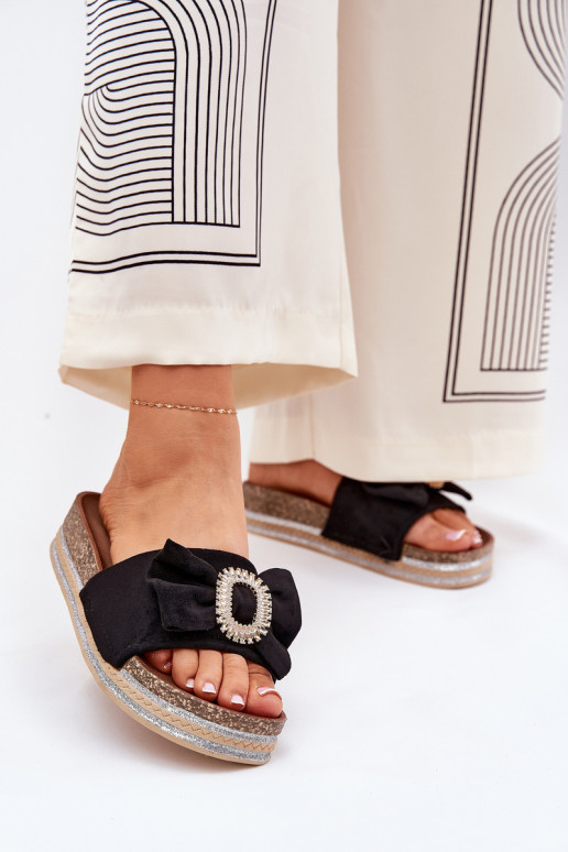 Pantofole da donna con una piattaforma con nastri I Ozdobną Broszką colore nero Lenela