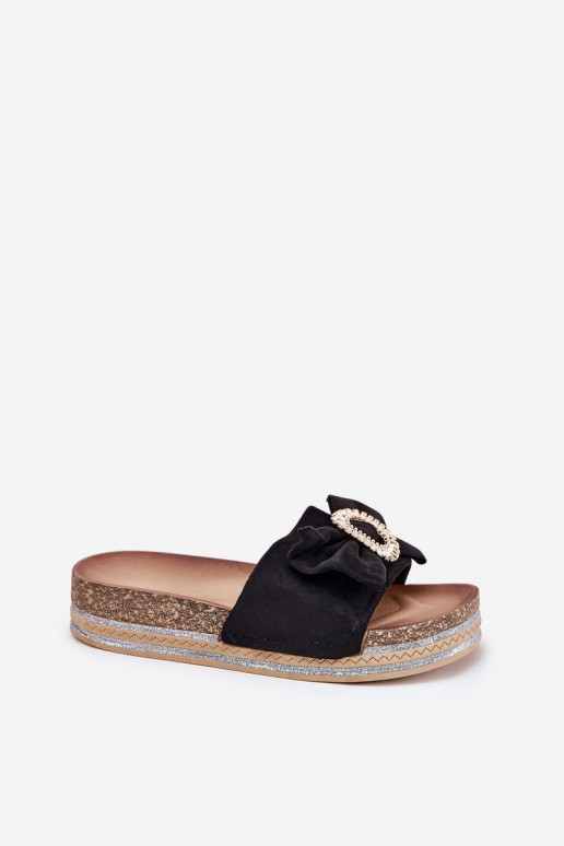 Pantofole da donna con una piattaforma con nastri I Ozdobną Broszką colore nero Lenela