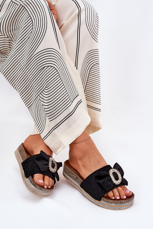 Pantofole da donna con una piattaforma con nastri I Ozdobną Broszką colore nero Lenela