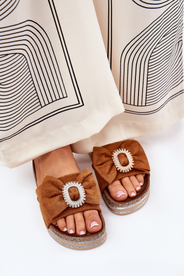 Pantofole da donna con una piattaforma con nastri I Ozdobną Broszką colore marrone Lenela
