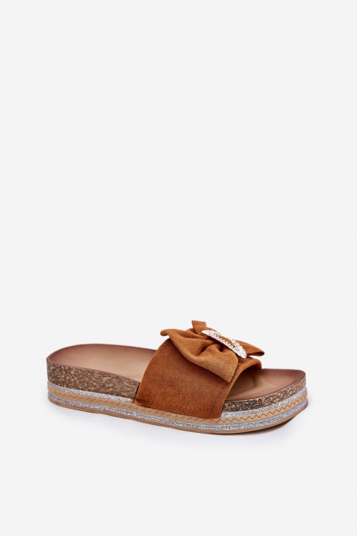 Pantofole da donna con una piattaforma con nastri I Ozdobną Broszką colore marrone Lenela