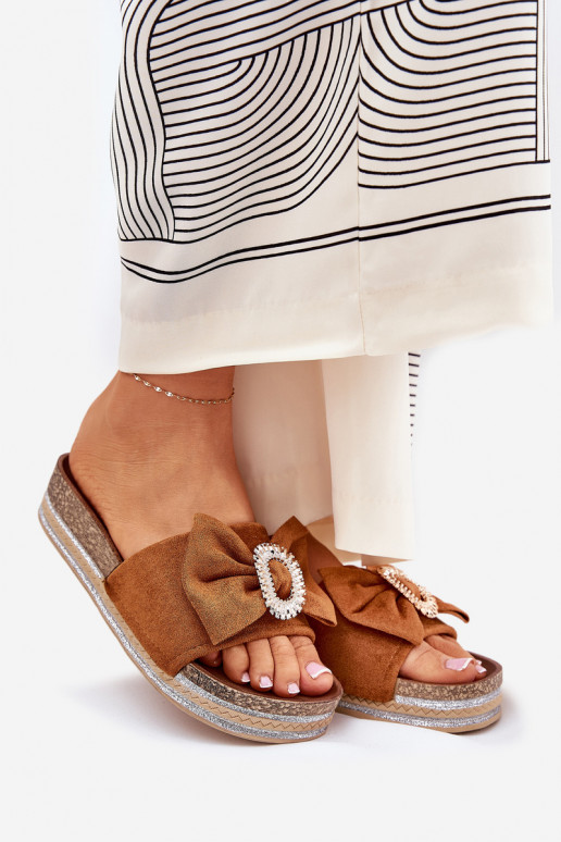 Pantofole da donna con una piattaforma con nastri I Ozdobną Broszką colore marrone Lenela