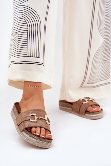 Pantofole da donna con una piattaforma con dettagli dorati E glitter colore kaki Morisela 2