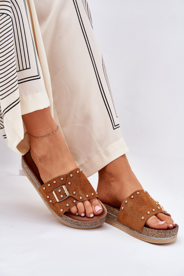 Pantofole da donna con una piattaforma con fibbie E borchie colore marrone Nusithia