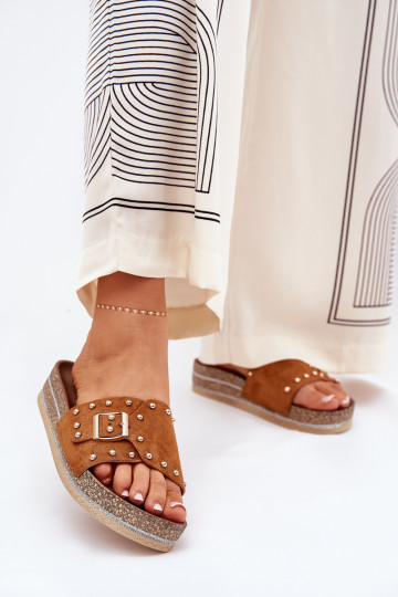 Pantofole da donna con una piattaforma con fibbie E borchie colore marrone Nusithia 2