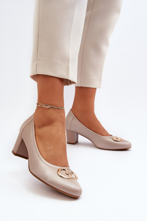 Scarpe con tacco basso e ornamenti...