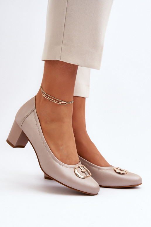 Scarpe con tacco basso e ornamenti...