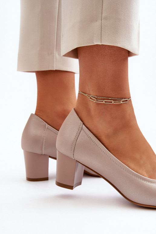 Scarpe con tacco basso e ornamenti...