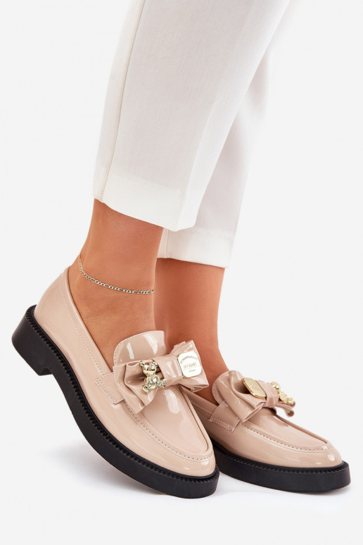 Mocassini laccati con nastri I Ozdobną Broszką beige Leandriel