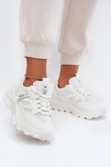 scarpe da ginnastica Scarpe modello sneakers Femminile Su una suola spessa Colore bianco Prononice