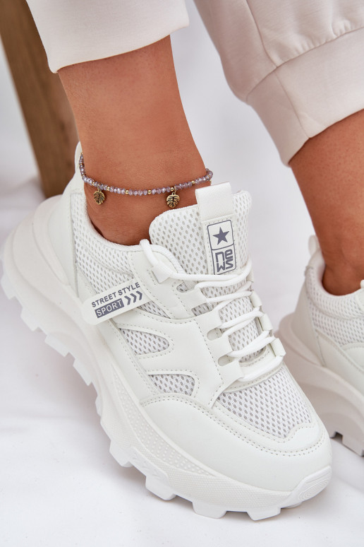 scarpe da ginnastica Scarpe modello sneakers Femminile Su una suola spessa Colore bianco Prononice