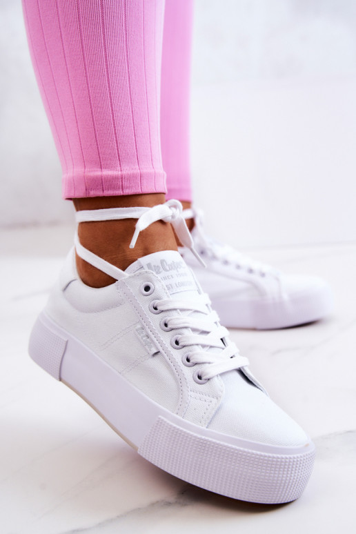Scarpe da ginnastica con una piattaforma Lee Cooper LCIN-22-31-0884L Colore bianco