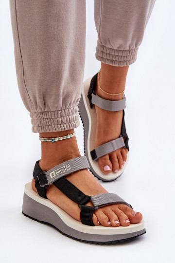 Sandali da donna con una piattaforma I Koturnie Big Star NN274A054 colore grigio