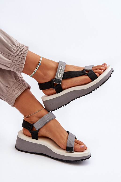 Sandali da donna con una piattaforma I Koturnie Big Star NN274A054 colore grigio