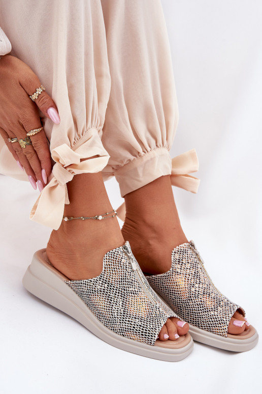 Pantofole da donna Su un cuneo con cerniere Elegantello animale beige Irriva