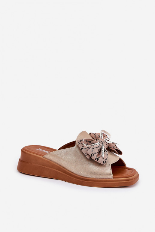 Pantofole da donna Su un cuneo con nastri colore dorato Moonzella