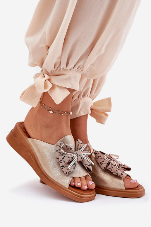 Pantofole da donna Su un cuneo con nastri colore dorato Moonzella