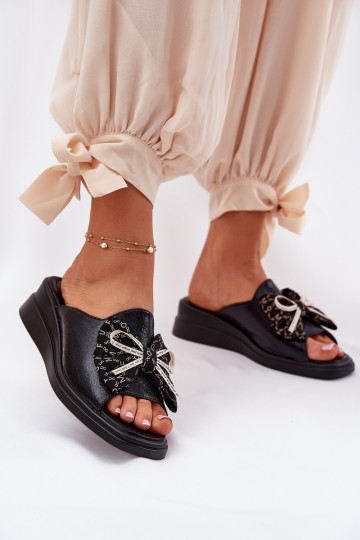 Pantofole da donna Su un cuneo con nastri colore nero Moonzella