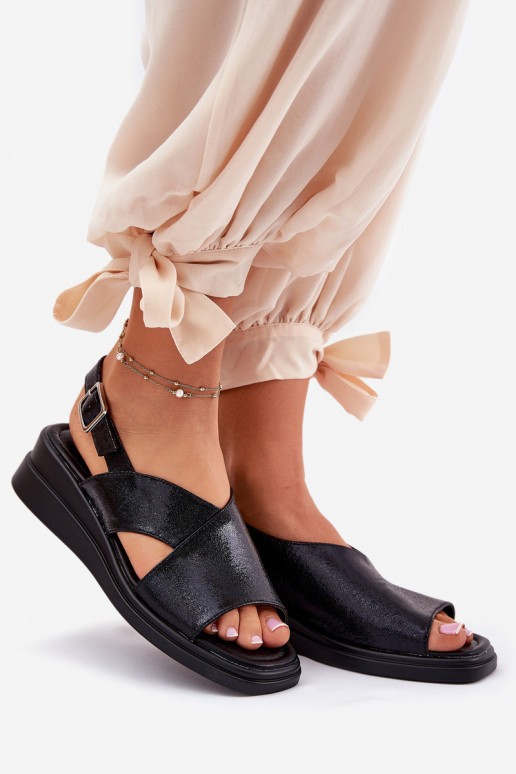 Sandali laccati da donna Su un cuneo in ecopelle colore nero Quilara