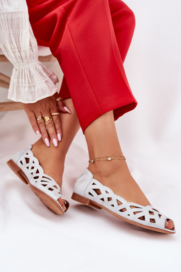 Sandali piatti con ornamenti color argento