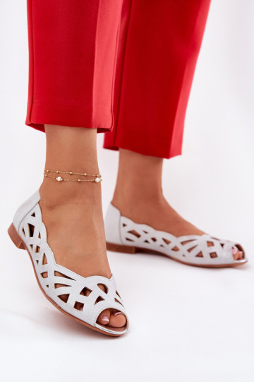 Sandali piatti con ornamenti color argento 2