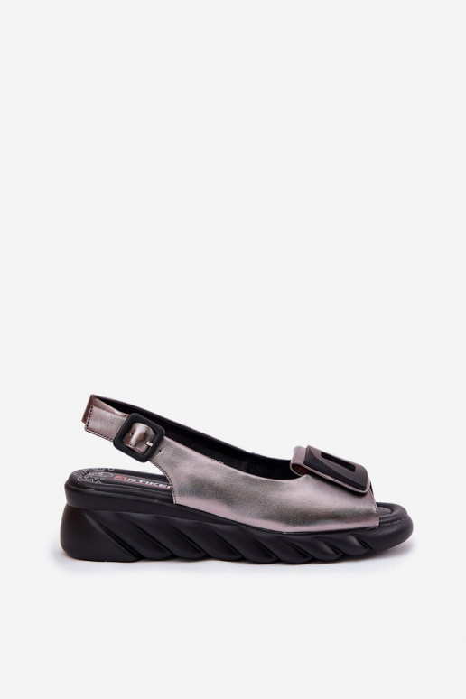Sandali da donna Femminile Su un cuneo con decorazione Artiker 56C2158 colore grigio Sandali da donna Femminile Su un cuneo con decorazione Artiker 56C2158 colore grigio
