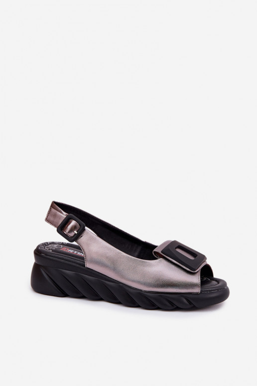 Sandali da donna Femminile Su un cuneo con decorazione Artiker 56C2158 colore grigio Sandali da donna Femminile Su un cuneo con decorazione Artiker 56C2158 colore grigio