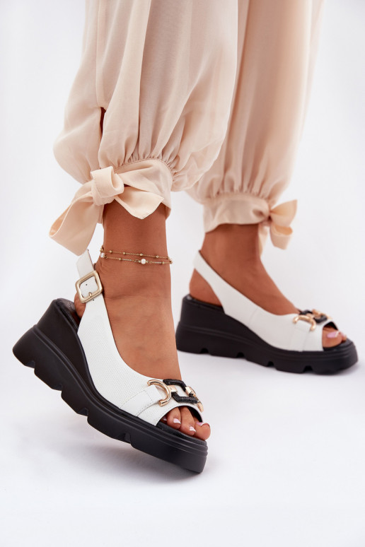 Sandali da donna Femminile Su un cuneo e piattaforma con ornamenti Artiker 56C1588 Colore bianco Sandali da donna Femminile Su un cuneo e piattaforma con ornamenti Artiker 56C1588 Colore bianco