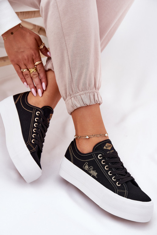 Scarpe da ginnastica in tessuto con una piattaforma Lee Cooper LCIN-25-31-3431L colore nero Scarpe da ginnastica in tessuto con una piattaforma Lee Cooper LCIN-25-31-3431L colore nero