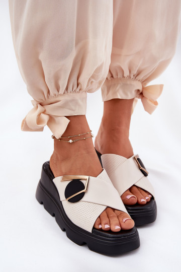 Stile elegante Pantofole in pelle Femminile Su un cuneo con ornamenti Artiker 56C1585 beige