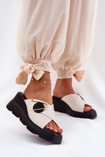 Stile elegante Pantofole in pelle Femminile Su un cuneo con ornamenti Artiker 56C1585 beige 2