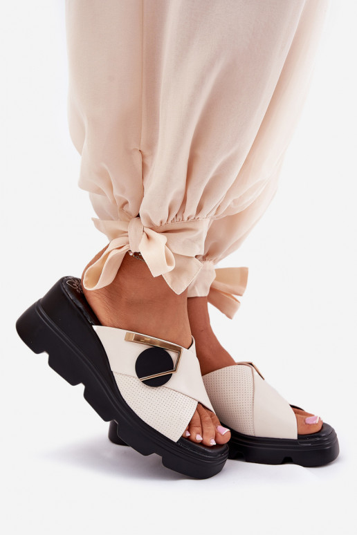 Stile elegante Pantofole in pelle Femminile Su un cuneo con ornamenti Artiker 56C1585 beige Stile elegante Pantofole in pelle Femminile Su un cuneo con ornamenti Artiker 56C1585 beige