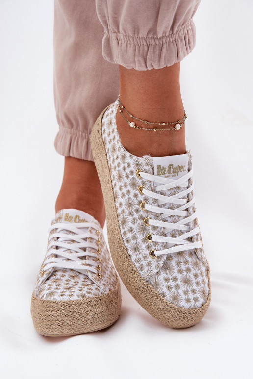 Elegantellato Scarpe per il tempo libero con una piattaforma Con treccia Lee Cooper LCIN-25-08-3648L Bianco-colore dorato Elegantellato Scarpe per il tempo libero con una piattaforma Con treccia Lee Cooper LCIN-25-08-3648L Bianco-colore dorato