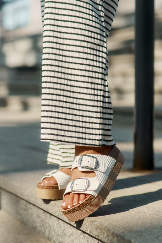 Pantofole da doncon una piattaforma con fibbie Lee Cooper LCIN-25-35-3496L Colore bianco