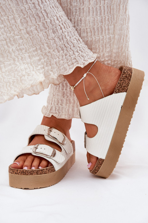 Pantofole da doncon una piattaforma con fibbie Lee Cooper LCIN-25-35-3496L Colore bianco