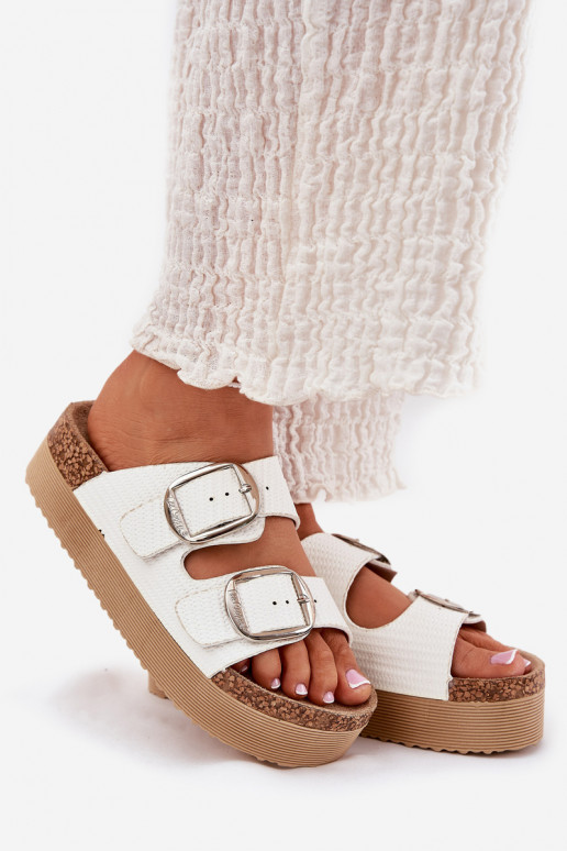 Pantofole da doncon una piattaforma con fibbie Lee Cooper LCIN-25-35-3496L Colore bianco