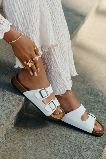 Pantofole da donna con una piattaforma con fibbie Colore bianco Redore