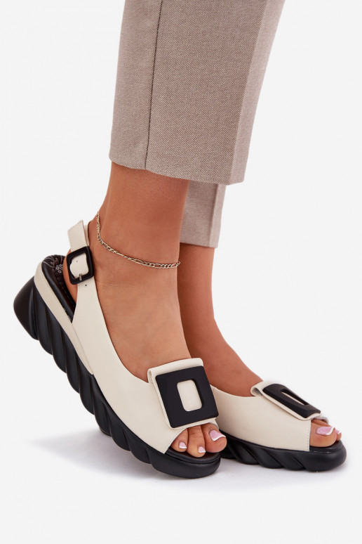 Sandali da donna Femminile Su un cuneo con decorazione Artiker 56C1570 beige Sandali da donna Femminile Su un cuneo con decorazione Artiker 56C1570 beige