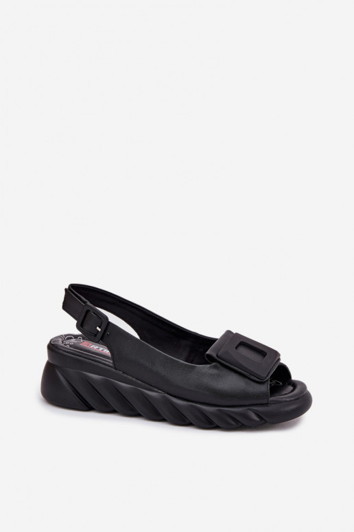 Sandali da donna Femminile Su un cuneo con decorazione Artiker 56C2156 colore nero Sandali da donna Femminile Su un cuneo con decorazione Artiker 56C2156 colore nero