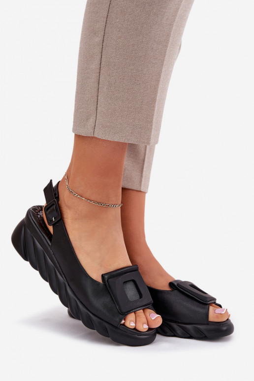 Sandali da donna Femminile Su un cuneo con decorazione Artiker 56C2156 colore nero Sandali da donna Femminile Su un cuneo con decorazione Artiker 56C2156 colore nero