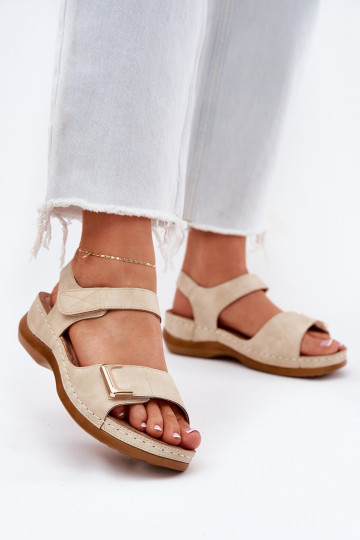 Comodi sandali da donna Su un cuneo beige Sadevale