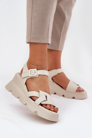 Sandali da donna Femminile Su un cuneo Artiker 54C1624 beige 2